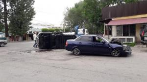 Lada перевернула Mitsubishi Pajero в Алматы