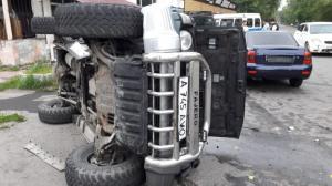 Lada перевернула Mitsubishi Pajero в Алматы