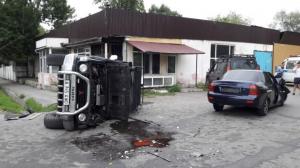 Lada перевернула Mitsubishi Pajero в Алматы