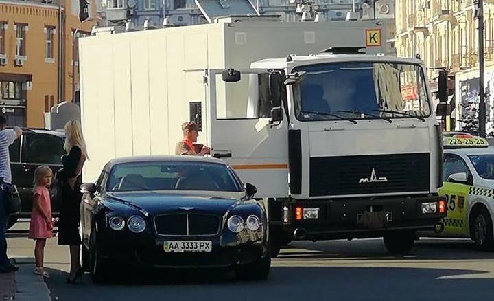 В центре Киева столкнулись армейский грузовик и Bentley