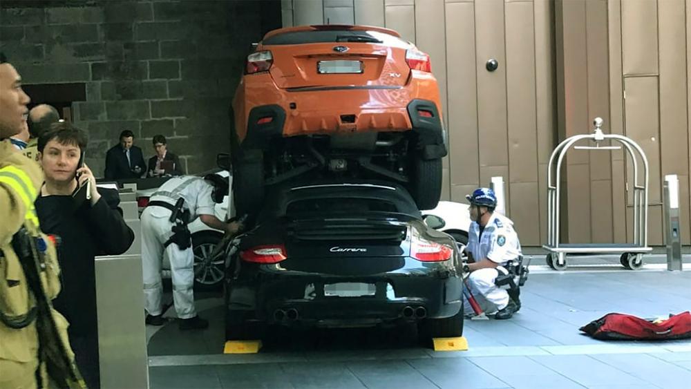 Работник отеля припарковал Porsche 911 под кроссовер Subaru