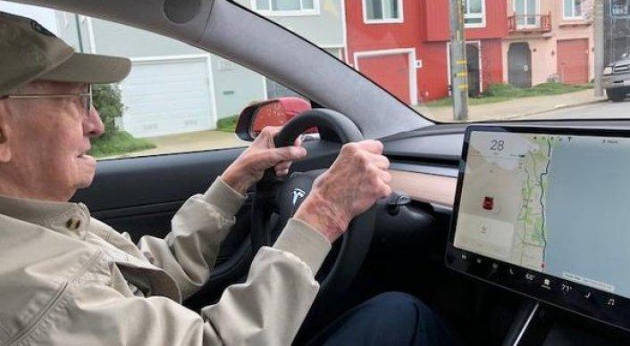 В США нашли самого пожилого владельца Tesla. Ему 96 лет