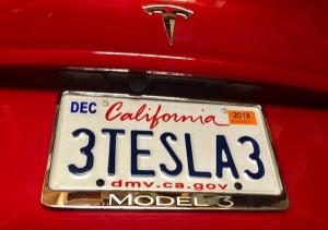 В США нашли самого пожилого владельца Tesla. Ему 96 лет