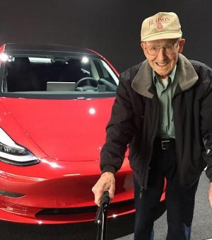 В США нашли самого пожилого владельца Tesla. Ему 96 лет