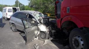 Toyota влетела в грузовик в Алматы: скончалась девушка