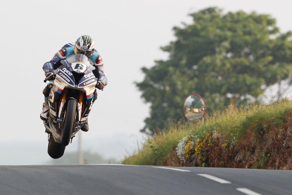 TT 2018: Майкл Данлоп выиграл гонку RST Superbike 2018
