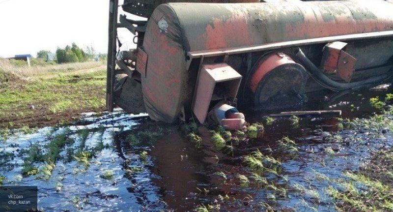 В Татарстане в результате ДТП опрокинулся грузовик с 20 тоннами нефти
