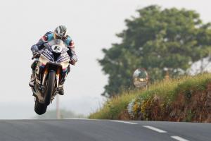 TT 2018: Майкл Данлоп выиграл гонку RST Superbike 2018