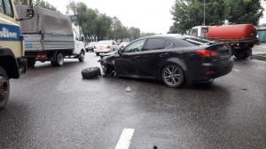 Lexus вылетел на "встречку" и устроил массовое ДТП в Алматы