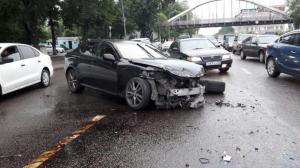 Lexus вылетел на "встречку" и устроил массовое ДТП в Алматы