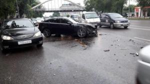 Lexus вылетел на "встречку" и устроил массовое ДТП в Алматы