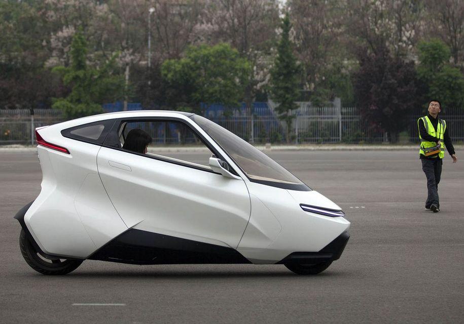 Китайцы разработали двухколесный автомобиль-мотоцикл
