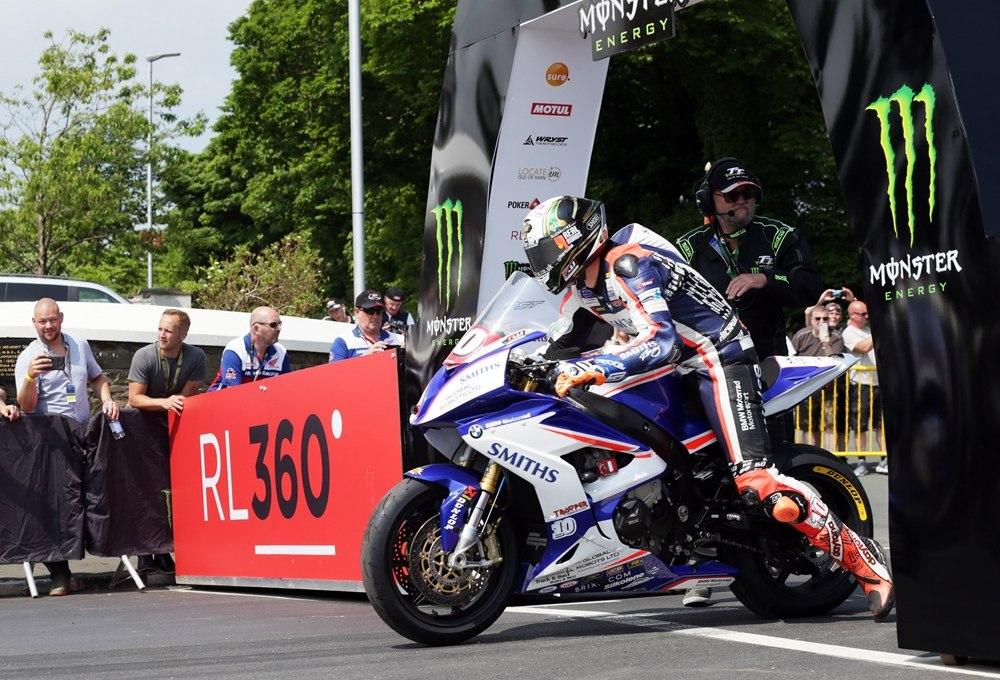 TT 2018: Питер Хикмен выиграл гонку Superstock TT