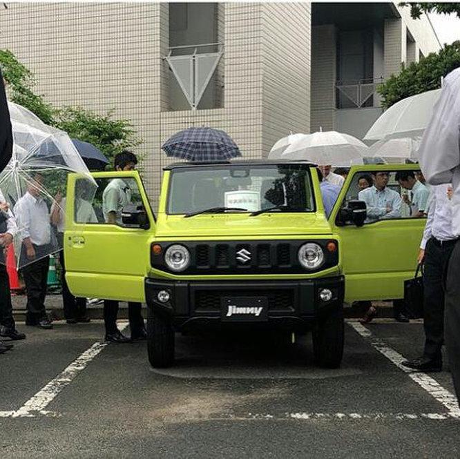 Появились первые «живые» фото нового Suzuki Jimny
