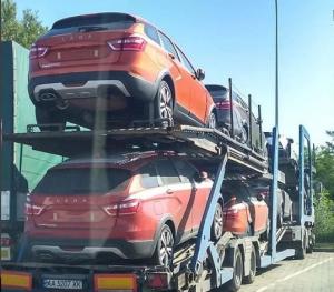 Соцсети возмутил автовоз с новыми моделями Lada в Украине