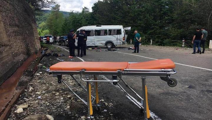 В Грузии автобус со школьниками упал в овраг