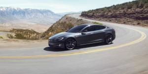 Видео: сотрудник Tesla спит за рулем во время езды на автопилоте