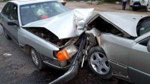 В Алматы столкнулись Mercedes и Audi: пострадали 6 человек 
