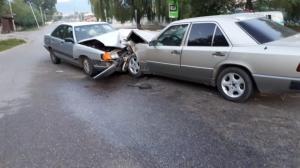 В Алматы столкнулись Mercedes и Audi: пострадали 6 человек 