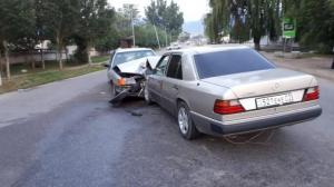 В Алматы столкнулись Mercedes и Audi: пострадали 6 человек 
