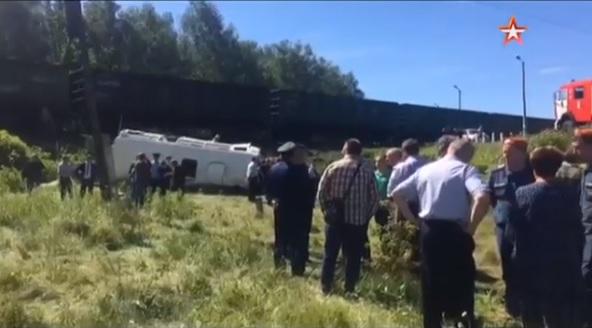 В Орловской области четыре человека погибли при столкновении поезда с автобусом