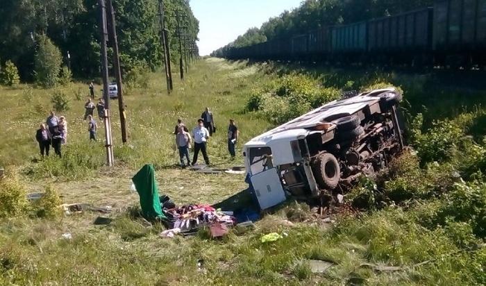 В Орловской области четыре человека погибли при столкновении поезда с автобусом