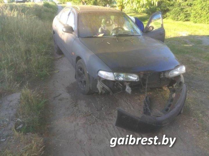 В Пинском районе женщина уснула за рулем и сбила 18-летнего парня