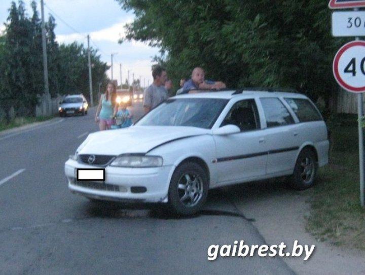 В Брестском районе пьяный на Opel сбил школьницу