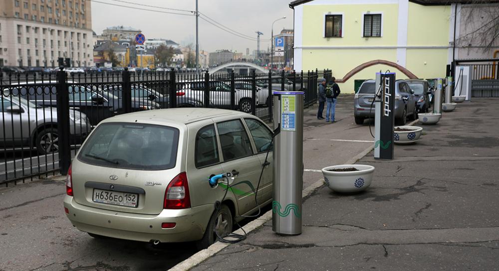 Депутаты предложили отменить платную парковку для электрокаров
