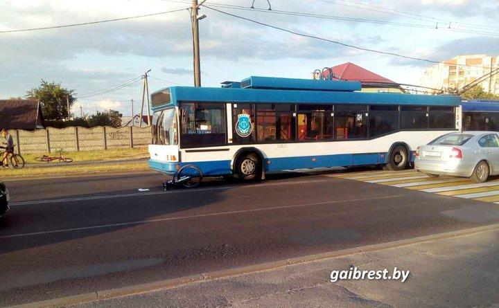В Бресте троллейбус сбил 12-летнюю велосипедистку, которая ехала по переходу