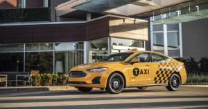 Ford представил два автомобиля, созданных специально для такси