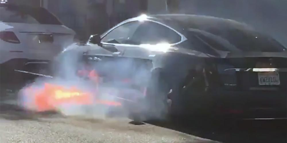Tesla режиссера Майкла Морриса загорелась во время движения
