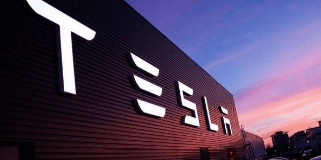 Илону Маску пришлось выкупить акции Tesla на 25 млн долларов
