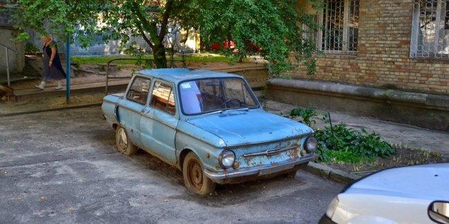 В Киеве из дворов будут вывозить брошенные автомобили