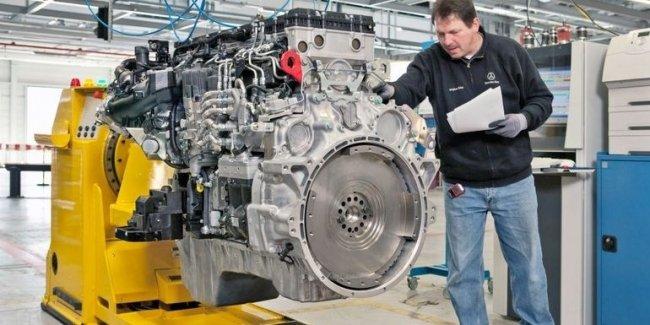 На заводе Mercedes-Benz изготовили знаковый двигатель