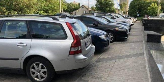 Почти 20 млрд. гривен недополучил бюджет из-за нерастаможенных авто