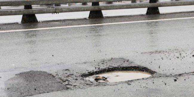 В Украине ливень смыл асфальт, который положили всего месяц назад