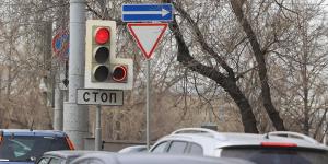 На самых оживленных перекрестках Москвы поменяли режим работы светофоров