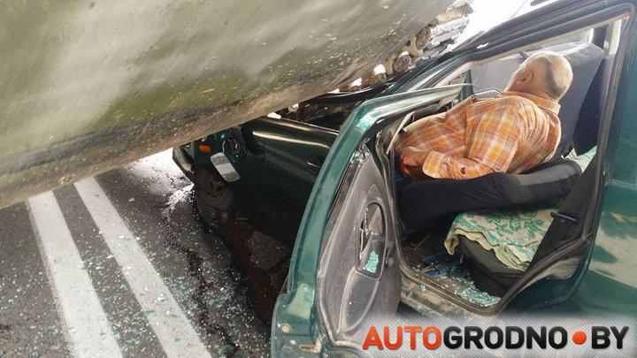 В Гродно БМП раздавила легковушку