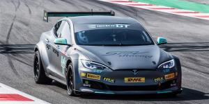 Tesla выпустила первый готовый к гонкам электромобиль