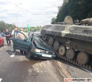 В Гродно БМП раздавила легковушку
