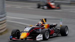 Тиктум выиграл третью гонку Ф3 на Норисринге с отрывом 0,057 секунды