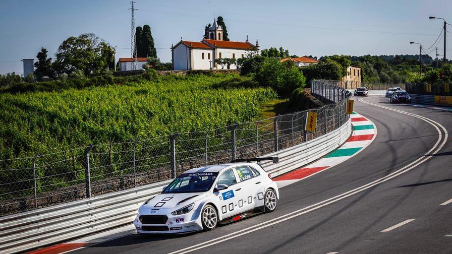 Тед Бьорк выиграл финальную гонку WTCR в Вила-Реал