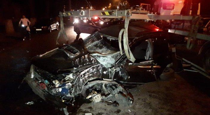 Авто врезалось в дерево в Алматы: водитель и пассажир в больнице