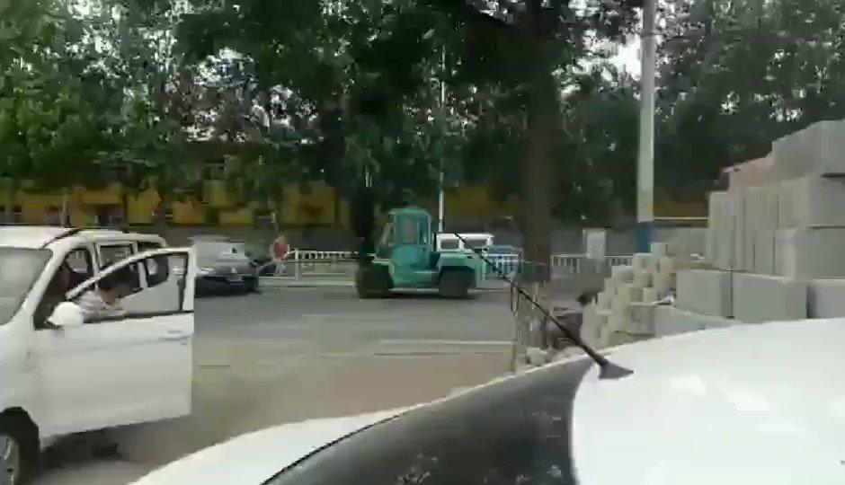 В Китае неизвестный на автопогрузчике въехал в толпу