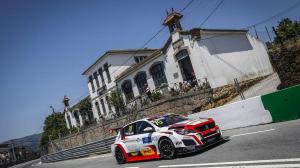Мато Хомола отпраздновал победу во второй гонке WTCR в Вила-Реал