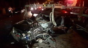 Авто врезалось в дерево в Алматы: водитель и пассажир в больнице
