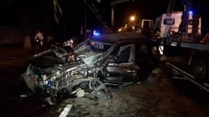 Авто врезалось в дерево в Алматы: водитель и пассажир в больнице