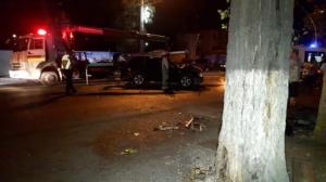 Авто врезалось в дерево в Алматы: водитель и пассажир в больнице