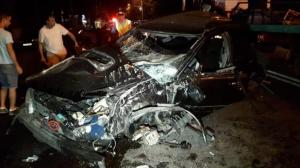 Авто врезалось в дерево в Алматы: водитель и пассажир в больнице